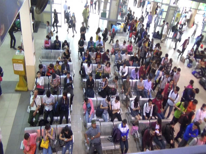 Chật kín người dân xếp hàng mua vé xe khách về quê tại các quầy vé của bến xe Mỹ Đình.