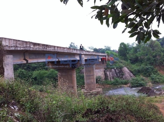 Cây cầu cao, rộng bắc qua con sông sào có độ sâu chừng 5m nước lại không hề có lan can che chắn.