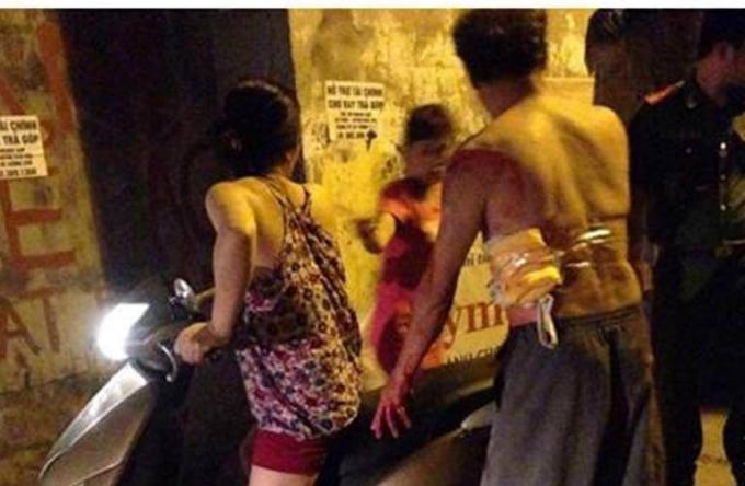 Ông Tr. được người nhà đưa đi bệnh viện cấp cứu.