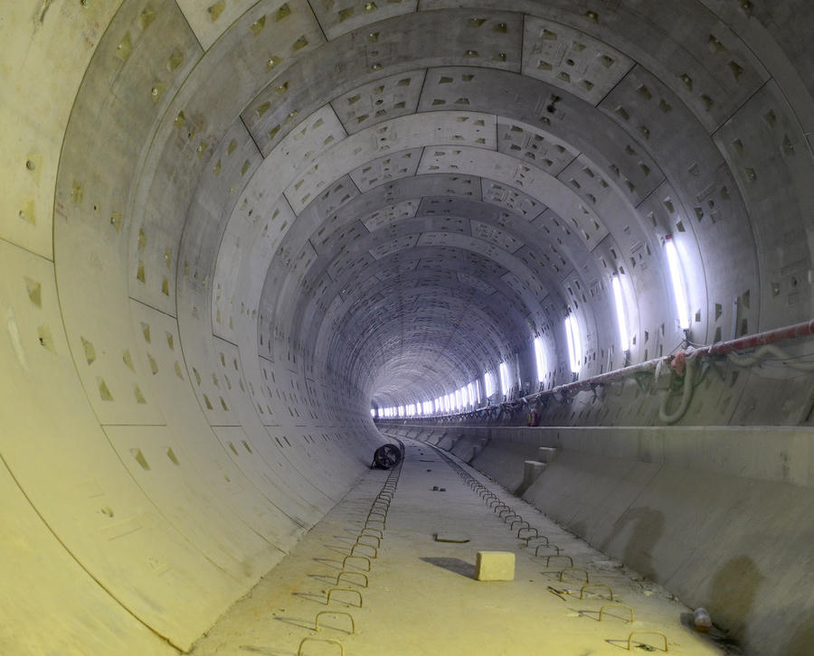 Đoạn ngầm thi công bằng công nghệ khiên đào (TBM) gồm 2 ống hầm dài 781m đã thông vào tháng 6/2018. Ngày 17/2, tường vây tiếp giáp giữa ga Nhà hát thành phố và ga Bến Thành được phá dỡ sớm hơn kế hoạch. Tuyến metro số 1 của TPHCM được thông suốt toàn tuyến