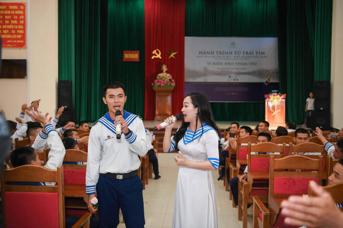 Đối với ca sĩ Khánh Hòa, vùng biển đảo, đặc biệt là Trường Sa đã như là máu thịt của mình. Khi đặt chân đến Vùng 4 Hải quân, trong lòng cô rạo rực như được về với gia đình. “Hòa luôn khao khát được đến hát cổ vũ, giao lưu với các chiến sĩ vùng biển đảo nhiều hơn nữa. Lần này được đồng hành với Trung Nguyên, trao tặng những cuốn sách như kim chỉ nam cho các chiến sĩ định hướng tương lai, Hòa rất hạnh phúc”, nữ ca sĩ nói.