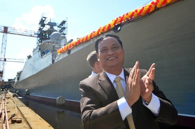 Lễ hạ thủy có sự tham dự của đại diện Bộ Quốc phòng nước Cộng hòa Xã hội Chủ nghĩa Việt Nam, đại diện của tập đoàn "Rosoboronexport", đại diện Chính phủ nước Cộng hòa Tatarstan thuộc Nga, các cấp quản lýcủa công ty Ak Bars, cùng các đại diện của các ban ngành liên quan. Ảnh: Phó Chính ủy Quân chủng Hải quân Việt Nam Đinh Gia Thật tại lễ hạ thủy.