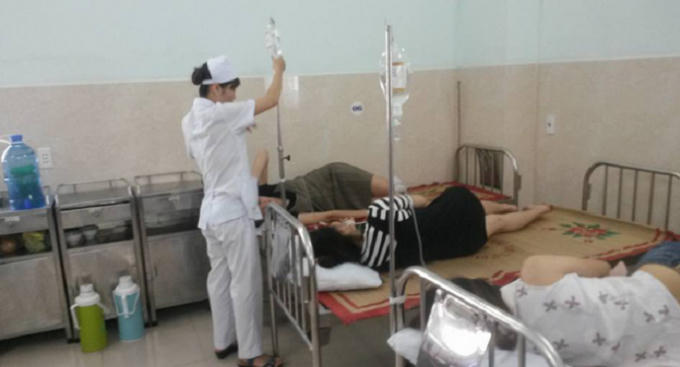Các công nhân đang được điều trị tại bênh viện Việt Tiệp (Ảnh Dân trí).