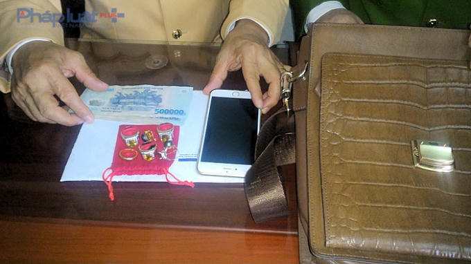 Tổng số tài sản ước của người dân đánh rơi gồm tiền mặt, điện thoại, nhẫn vàng ước tính khoảng gần 70 triệu đồng. (Ảnh: Anh Thắng)