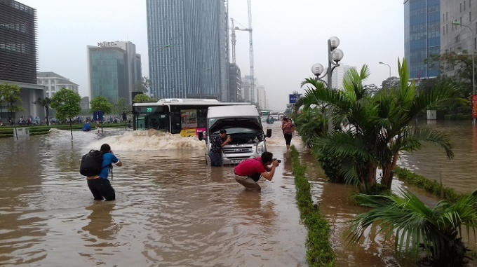 Phóng viên hòa mình vào cơn mưa lũ để ghi nhận lại những hình ảnh thực nhất về cơn mưa đầu mùa tại Thủ đô.