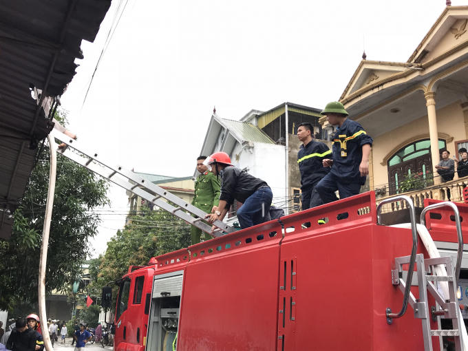 Lực lượng chức năng nỗ lực tiếp cận đám cháy