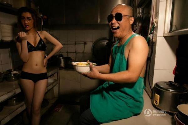 Ông chủ tiệm ăn vỉa hè chụp tạo dáng với cô người mẫu trong gian bếp. Ảnh: internet.