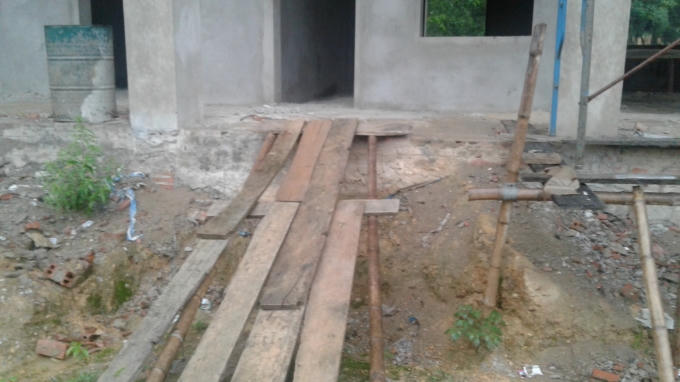 Lối vào trạm phải đi qua tấm ván bắc ngang miệng hố.