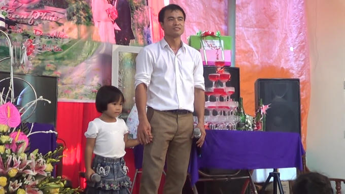 Hai bố con anh Đàm hát song ca tại một đám cưới.