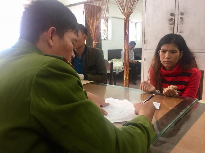 Tại cơ quan Công an Hoa khai nghiện ma tuý nên đã mua ma túy của người thanh niên lạ mặt để sử dụng.