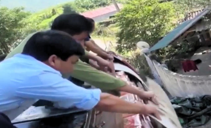 Các hộp pháo nổ được giấu khá tinh vi trên nóc xe khách