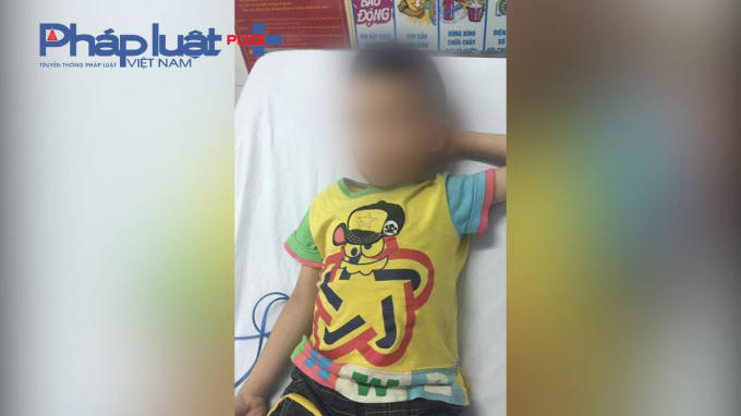 Cháu N.B.M bị đuối nước do chưa ý thức được sự nguy hiểm nên đã trèo qua dải phân cách giữa 2 bể. Ảnh: Phụ huynh cung cấp.