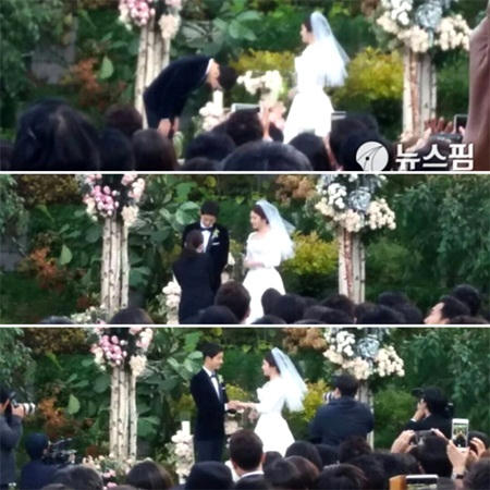 Song Joong Ki và Song Hye Kyo trao nhẫn cưới cho nhau.