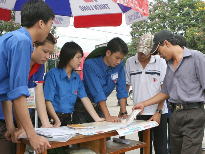 Tình nguyện viên đã sẵn sàng hỗ trợ thí sinh. (Ảnh: Thanh Niên)
