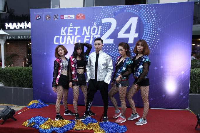 Nhóm nhảy tranh thủ chụp ảnh trước khi lên sân khấu