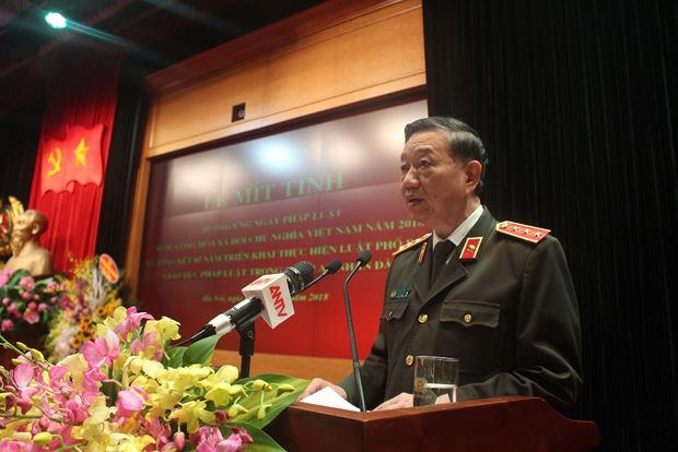 Thượng tướng Tô Lâm, Bộ trưởng Bộ Công an nhấn mạnh: lực lượng Công an luôn coi trọng ý nghĩa chính trị, pháp lý, xã hội sâu sắc của Ngày Pháp luật.