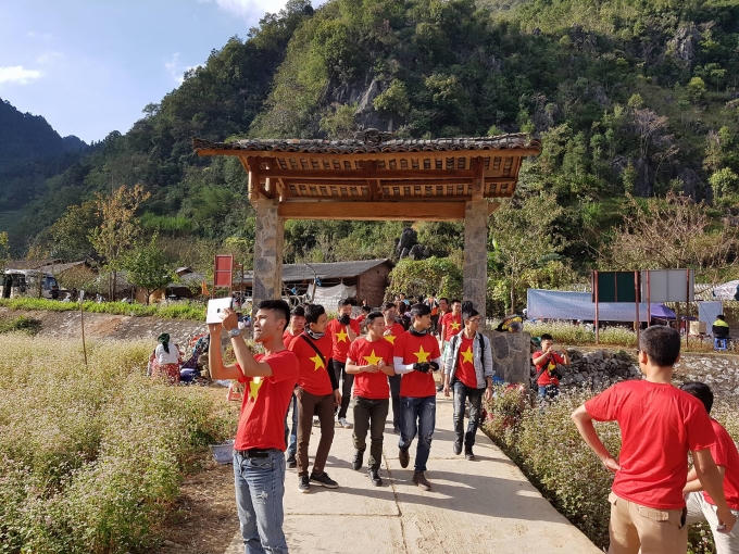 Du khách chiêm ngưỡng, thưởng thức hoa tam giác mạch tại Hà Giang.