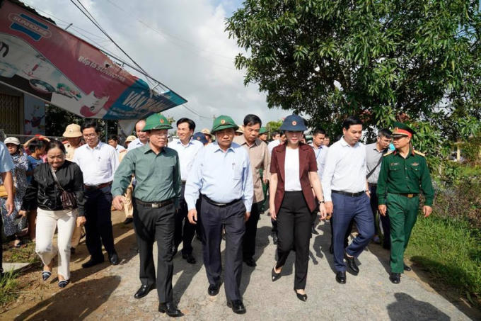 Cùng đi với Thủ tướng Nguyễn Xuân Phúc có Chánh án Tòa án nhân dân tối cao Nguyễn Hòa Bình; Bộ trưởng, Chủ nhiệm Văn phòng Chính phủ Mai Tiến Dũng, Bộ trưởng Bộ Nông nghiệp và phát triển nông thôn Nguyễn Xuân Cường; Bộ trưởng Bộ Giao thông vận tải Nguyễn Văn Thể, Bộ trưởng Bộ Công thương Trần Tuấn Anh…