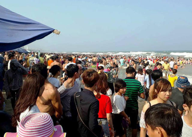 Có nhiều nguyên nhân khiến lượng du khách đến Sầm Sơn ngày một đông, đó là việc đầu tư cơ sở hạ tầng cũng như giao thông đi lại thuận tiện và cung cách phục vụ thay đổi đã thu hút ngày càng đông du khách đến với Sầm Sơn.