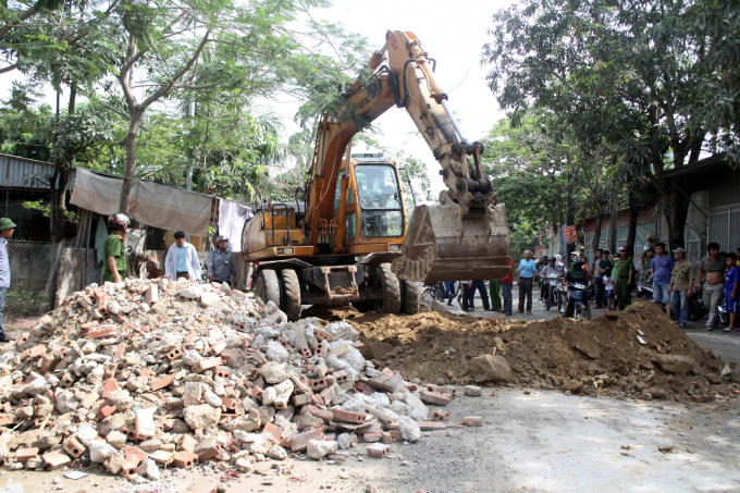 Chiều cùng ngày lực lượng chức năng đã huy động máy múc để san lấp, thông tuyến đường.