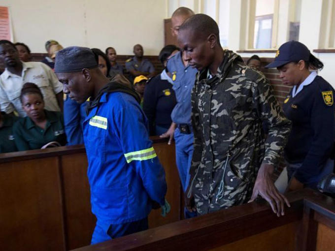 Ông Lungisani Magubane (trái) và ông Nino Mbatha ra tòa hôm 12-12. Ảnh: REUTERS