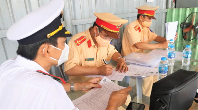 Đội CSGT Đường thủy, Công an Đồng Nai phối hợp với Cục CSGT đường thủy, Bộ Công an tiến hành kiểm tra tại bến cảng nội địa Thạnh Phú.