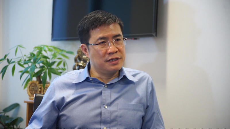 Ông Hoàng Minh Hiếu - Đại biểu Quốc hội tỉnh Nghệ An trao đổi với Phóng viên Báo Pháp luật Việt Nam về việc những cuốn sách bản đặc biệt được