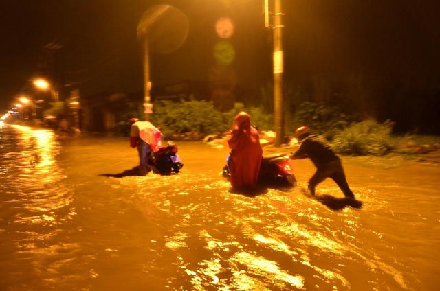 Xe chết máy phải dẫn bộ trên đường Lương Định Của.