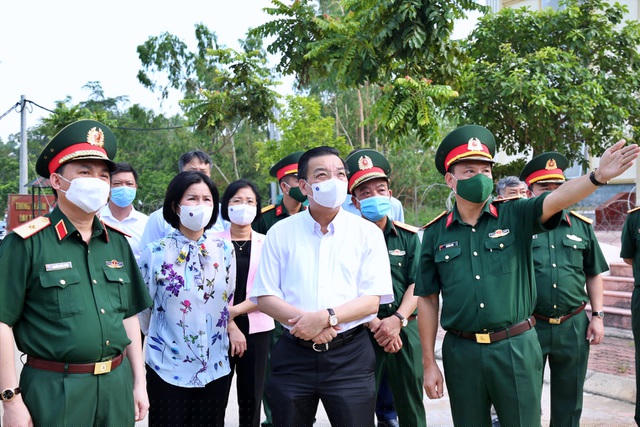 Chủ tịch UBND TP Hà Nội Chu Ngọc Anh (áo trắng, ở giữa) cùng đoàn công tác đã có mặt tại khu cách ly tập trung ở Trường Quân sự Bộ Tư lệnh Thủ đô vào sáng 31/5 (Ảnh: Thành Trung).