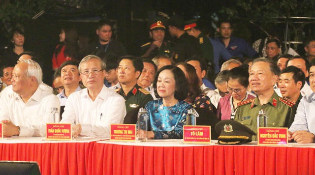 Uỷ viên Bộ Chính trị, Thường trực Ban Bí thư Trần Quốc Vượng (áo trắng thứ 2 từ trái sang) dự điểm cầu tại Nghệ An