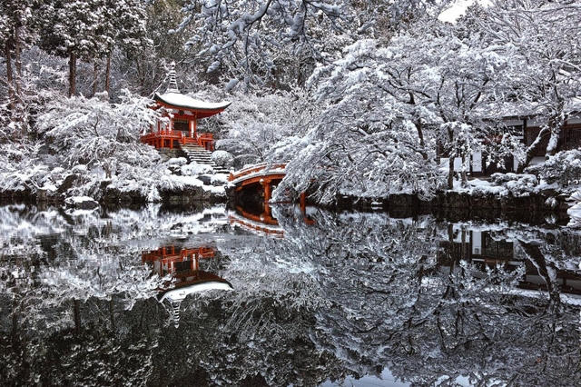 Một ngôi đền ở Kyoto nằm ẩn mình trong tuyết trắng.