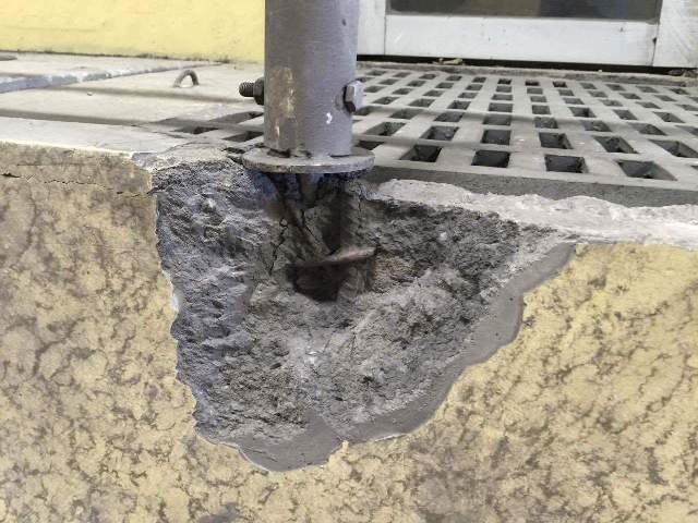 Chân lan can bị bong tróc...