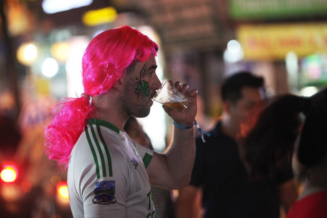 Một kiểu hoá trang đơn giản, hài hước của du khách nước ngoài.