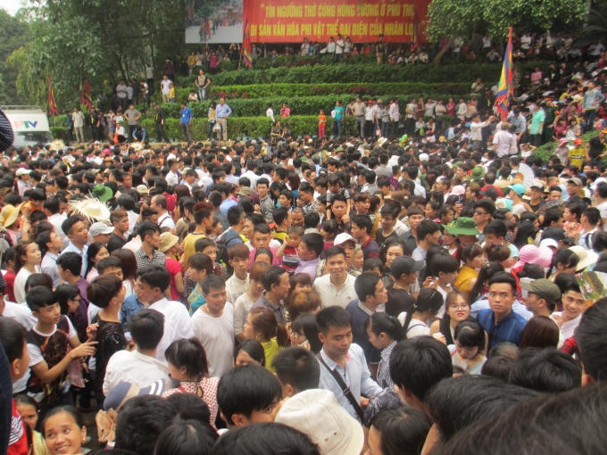 Hàng triệu người dân đã đổ về đây để tưởng nhớ công ơn của các Vua Hùng.