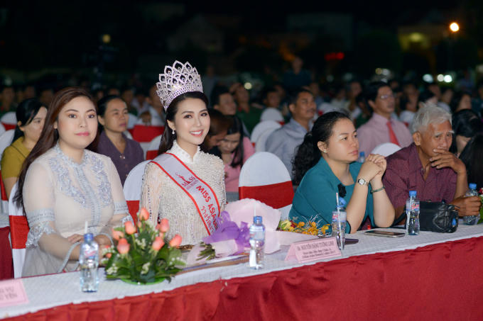Hoa hậu Tường Linh được ch&agrave;o đ&oacute;n tại qu&ecirc; nh&agrave;, nhận bằng khen UBND Tỉnh Ph&uacute; Y&ecirc;n