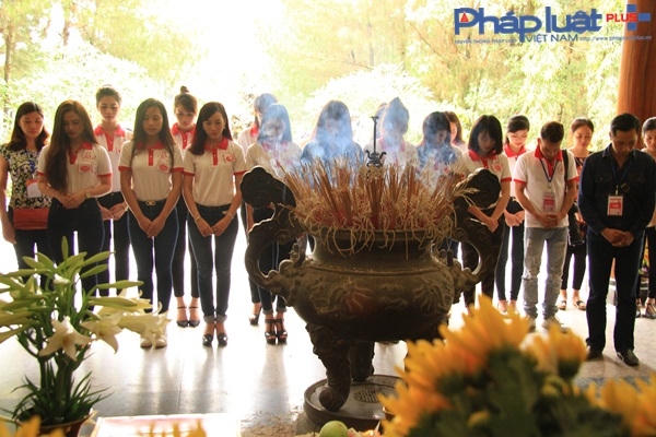 Top 15 Người đẹp Ảnh Việt Nam xúc động khi đến Ngã ba Đồng Lộc