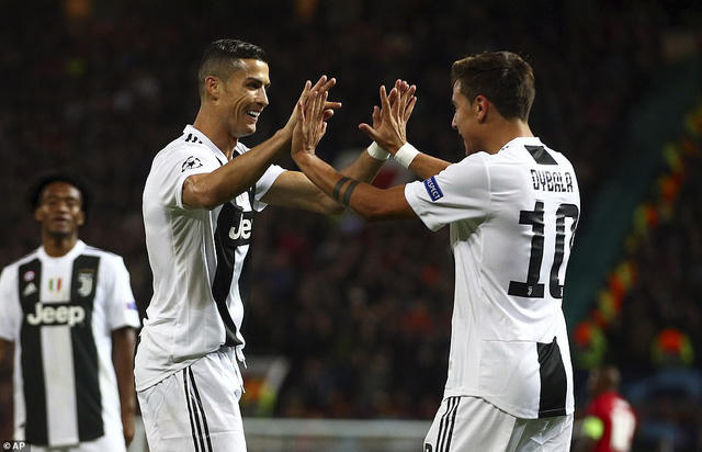 Dybala (phải) ăn mừng sau khi ghi bàn với C.Ronaldo