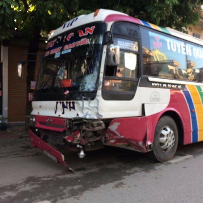 Xe khách hư hỏng nhẹ phần đầu.