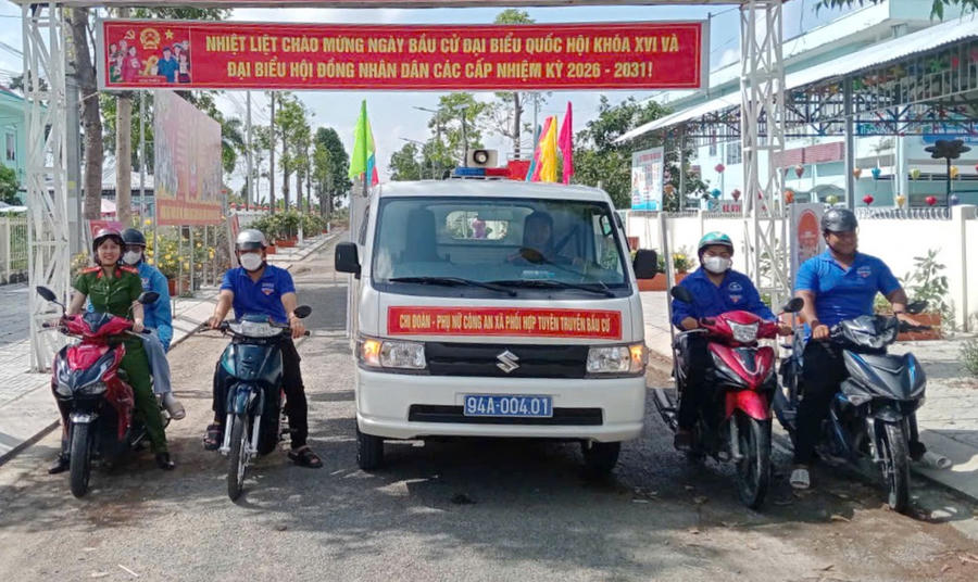 Lực lượng Công an cơ sở phối hợp Đoàn Thanh niên Cà Mau ra quân tuyên truyền về bầu cử.
