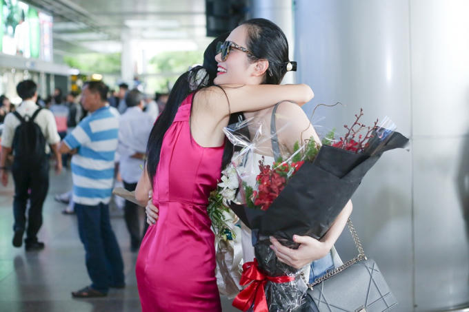 Hà Thu rạng rỡ trở về sau thành tích Top 16 Miss Earth 2017