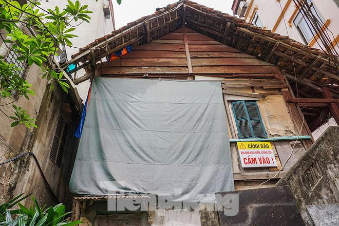 Theo cử tri Hoàng Như Huyên (phường Cửa Nam) cho biết, căn nhà gỗ tại số 49 Phan Bội Châu (Hà Nội) của Tỉnh ủy Lai Châu trước đây (nay do tỉnh Điện Biên quản lý) bị bỏ hoang hàng chục năm nay.