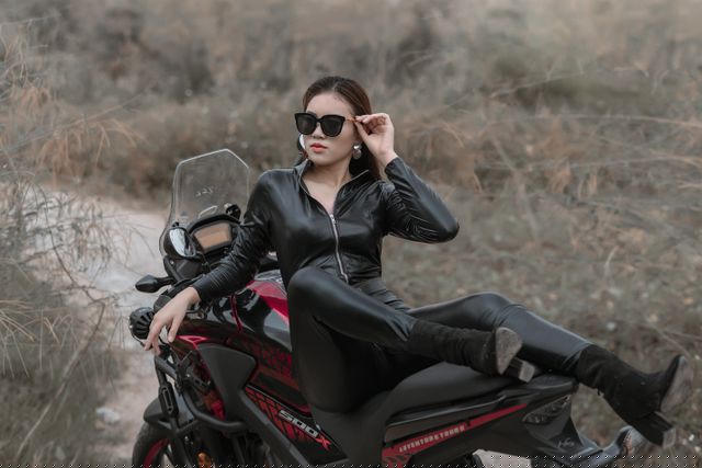 Khi còn học phổ thông, Thuý từng tham gia vào đội tuyển học sinh giỏi quốc gia Ngữ văn của trường. Cô cũng từng đoạt Giải nhất cuộc thi Em hát dân ca cấp trường, Huy chương đồng môn điền kinh học sinh tỉnh Yên Bái.