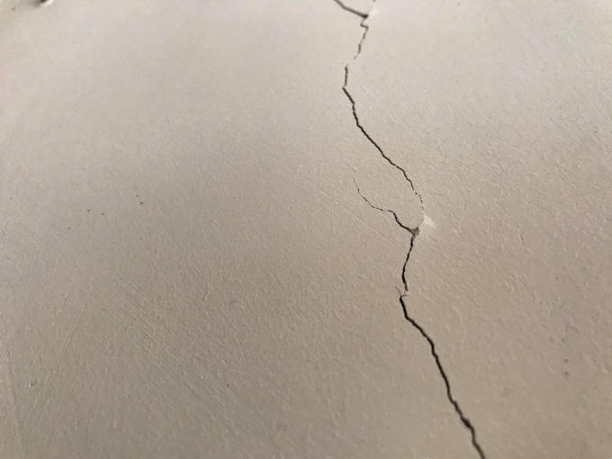 Vết nứt mới tiếp tục xuất hiện với số lượng ngày càng nhiều.