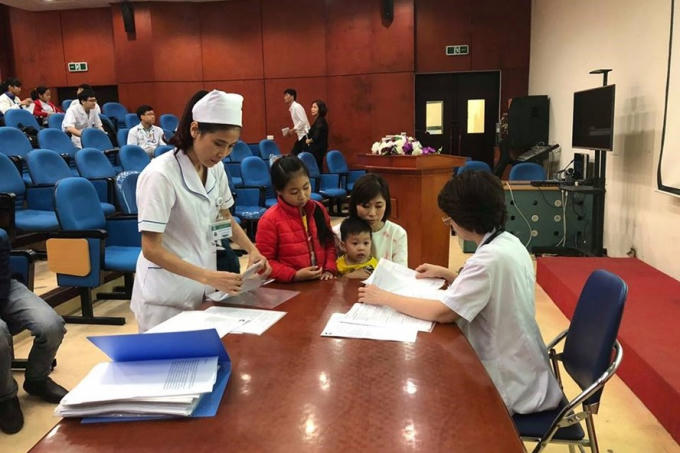 Những đứa trẻ tuy còn nhỏ đã được chẩn đoán rối loạn mỡ máu đang được bác sĩ kiểm tra sức khoẻ