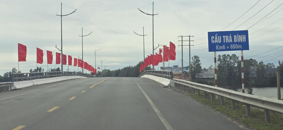 Cầu Trà Bình đường ra bãi biển Trà Cổ rực rỡ cờ đỏ, tạo không khí phấn khởi chào mừng các sự kiện chính trị quan trọng của đất nước.
