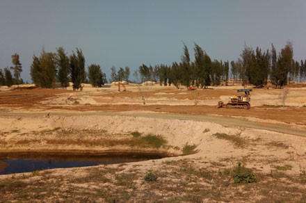 Dự án phá rừng phòng hộ làm sân golf, khách sạn... ở Phú Yên vẫn tiếp tục thi công. Ảnh: P.T