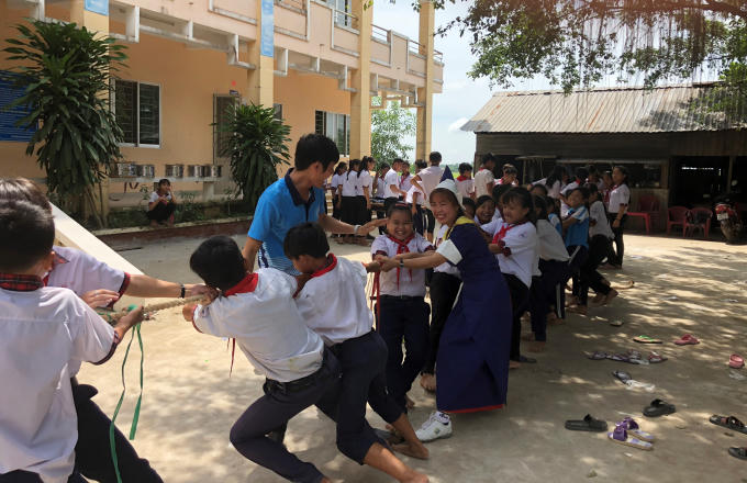 Các em hào hứng trong buổi giao lưu Chơi mà Học của Sữa Cô Gái Hà Lan.