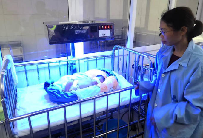 Hiện bé gái đang được chăm sóc tại bệnh viện Sản nhi Nghệ An.