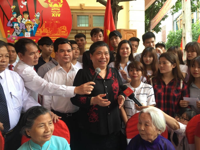 Phó Chủ tịch Quốc hội Tòng Thị Phóng đã kiểm tra công tác bầu cử tại tổ bầu cử số 04, phường Minh Khai, TP Phủ Lý, tỉnh Hà Nam.