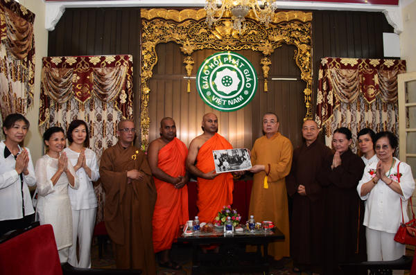 HT Thích Thanh Nhiễu tặng quà tới Ngài Bhante Seewalee.